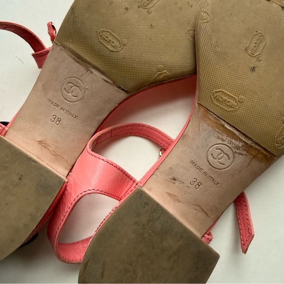 CHANEL Quilted Pink
Interlocking CC Logo T-Strap Sandals
Goatskin Size 38 - Picture 13 of 13